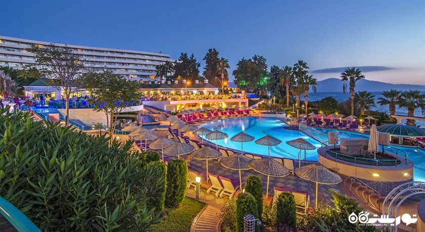 استخر روباز و ساختمان هتل